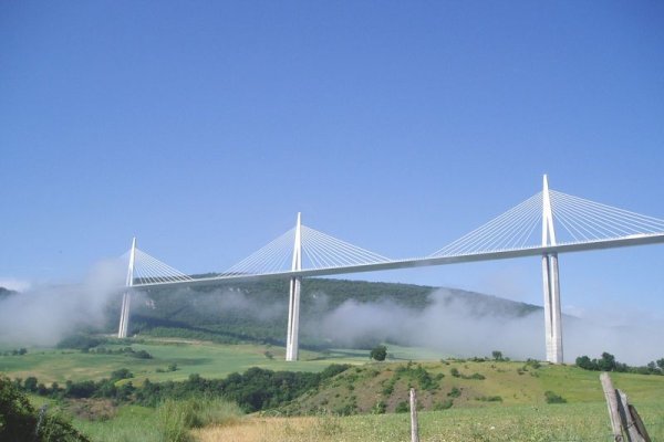 j6 viaduc millau brume